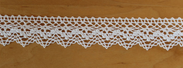 iligrane Klöppelspitze aus 100% Baumwolle in 25 mm Breite, geeignet zum Verzieren von Kleidung, Heimtextilien und kreativen Näharbeiten.